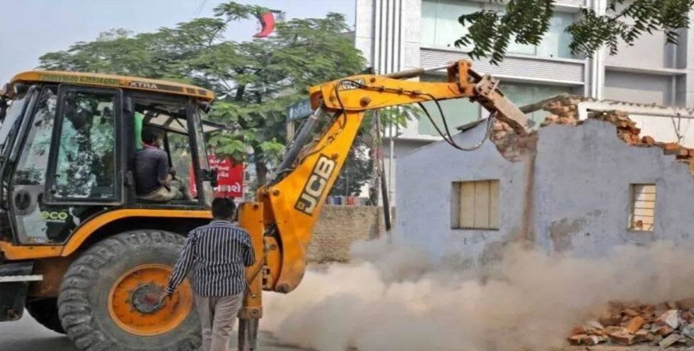सपा दफ्तर पर बुलडोजर कार्रवाई, 21 साल पुरानी इमारत ढही; राजनीति गरमाई