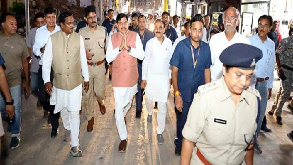दोपहिया वाहन से निकले CM डॉ. यादव, पैदल चलकर शहर की व्यवस्थाओं का किया निरीक्षण