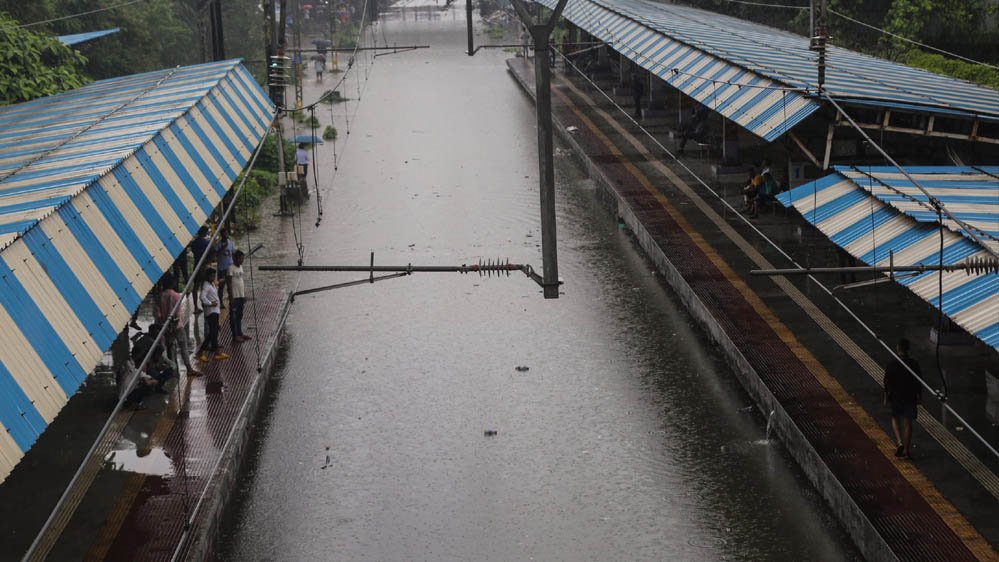 Mumbai Weather Today: भारी बारिश से मुंबई बेहाल, अंधेरी सबवे बंद, ठाणे समेत इन इलाकों में IMD का अलर्ट