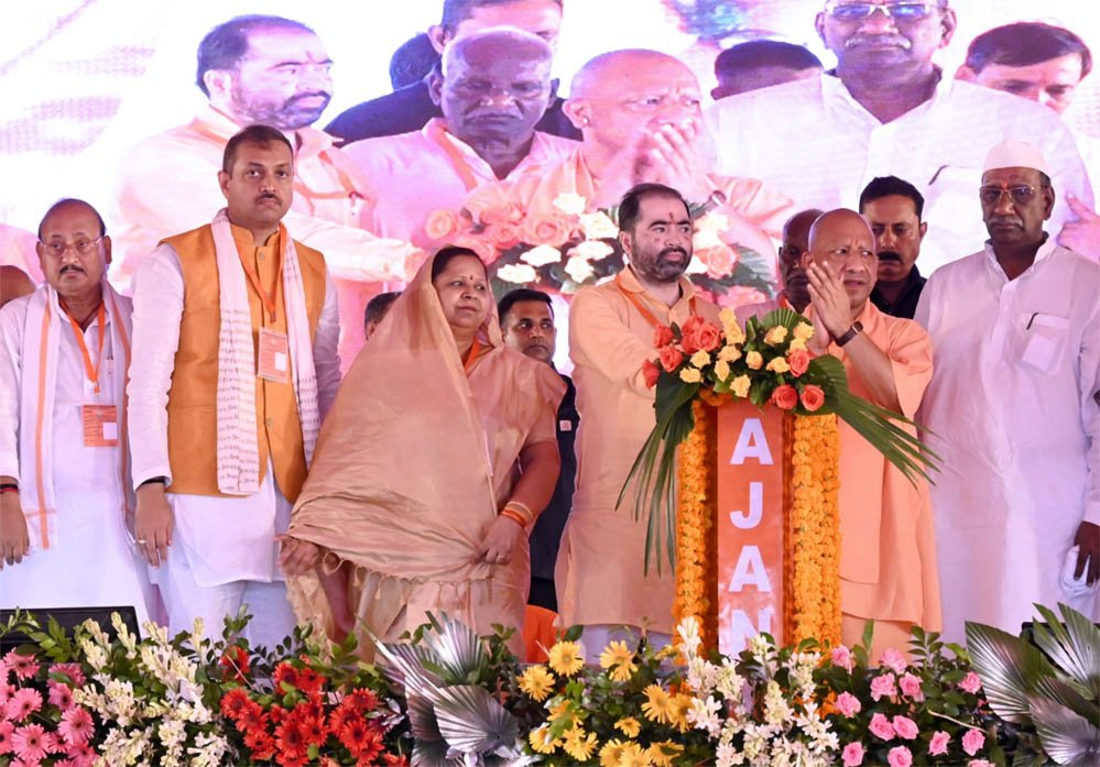 बुजुर्गों से बोले सीएम योगी- युवाओं को सपा की गुंडागर्दी, उपद्रव व लूट के बारे में बताइए