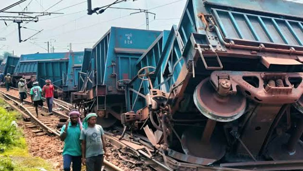 रेल यात्रियों के लिए बड़ी खबर: गाजियाबाद के पास मालगाड़ी दुर्घटनाग्रस्त, 53 ट्रेनों पर पड़ा असर