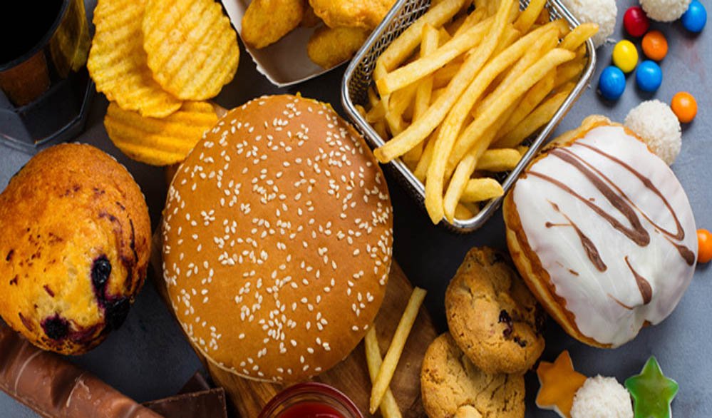Junk Food Ban: स्कूलों के बाहर बिक्री पर रोक की तैयारी, बच्चों की सेहत बचाने के लिए सरकार उठाएगी ये बड़े कदम