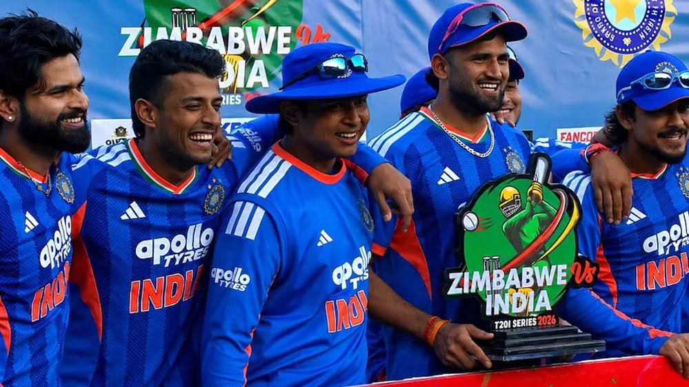 Zimbabwe Series: जीत के बाद श्रेयस अय्यर का खास फैसला, धोनी की परंपरा निभाते हुए इस खिलाड़ी को थमाई ट्रॉफी