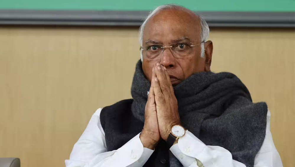 खरगे की बढ़ीं मुश्किलें! कोर्ट ने जारी किया वारंट, जानिए किस मामले में होना होगा पेश