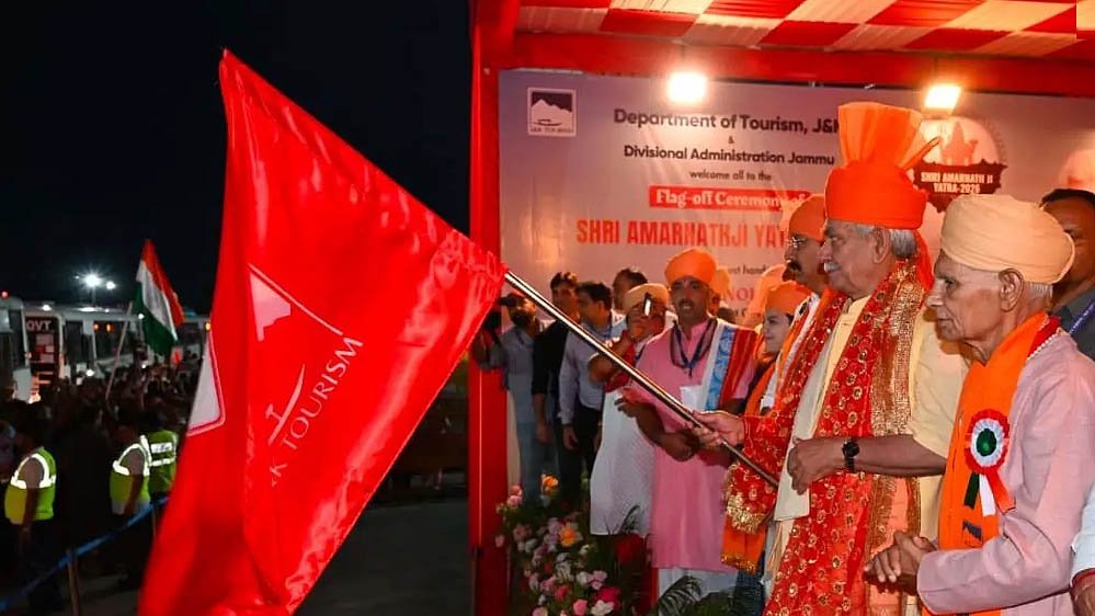 अमरनाथ यात्रा 2026 का पहला जत्था रवाना, एलजी मनोज सिन्हा ने दिखाई हरी झंडी