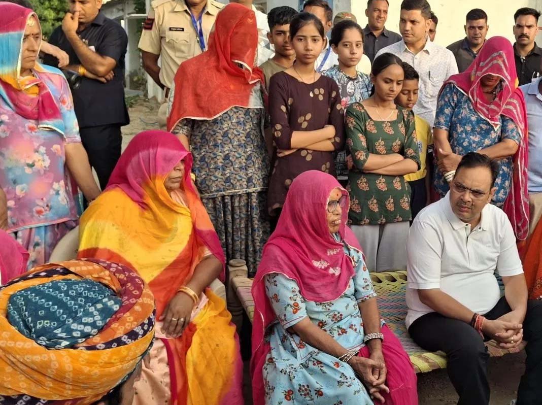 तिलानेश गांव पहुंचे मुख्यमंत्री भजनलाल, बुजुर्ग की पीड़ा सुन हुए भावुक