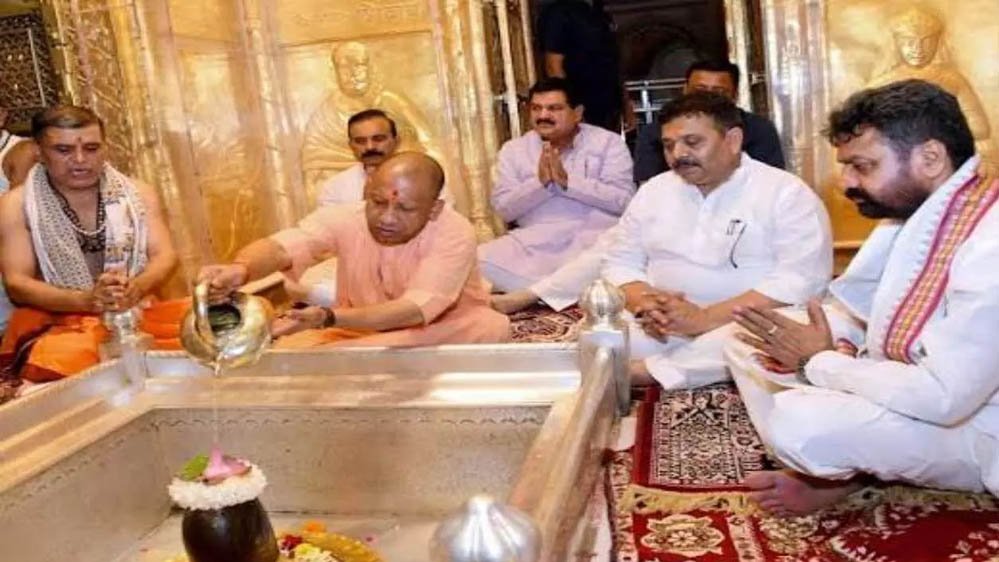 CM ने गुरु पूर्णिमा के पावन अवसर पर बाबा विश्वनाथ का किया दर्शन-पूजन, लिया आशीर्वाद