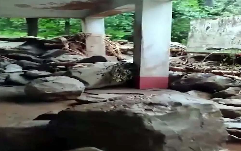 भारी बारिश से पहाड़ों में संकट, पुंछ-चंबा में भूस्खलन और बाढ़ का कहर
