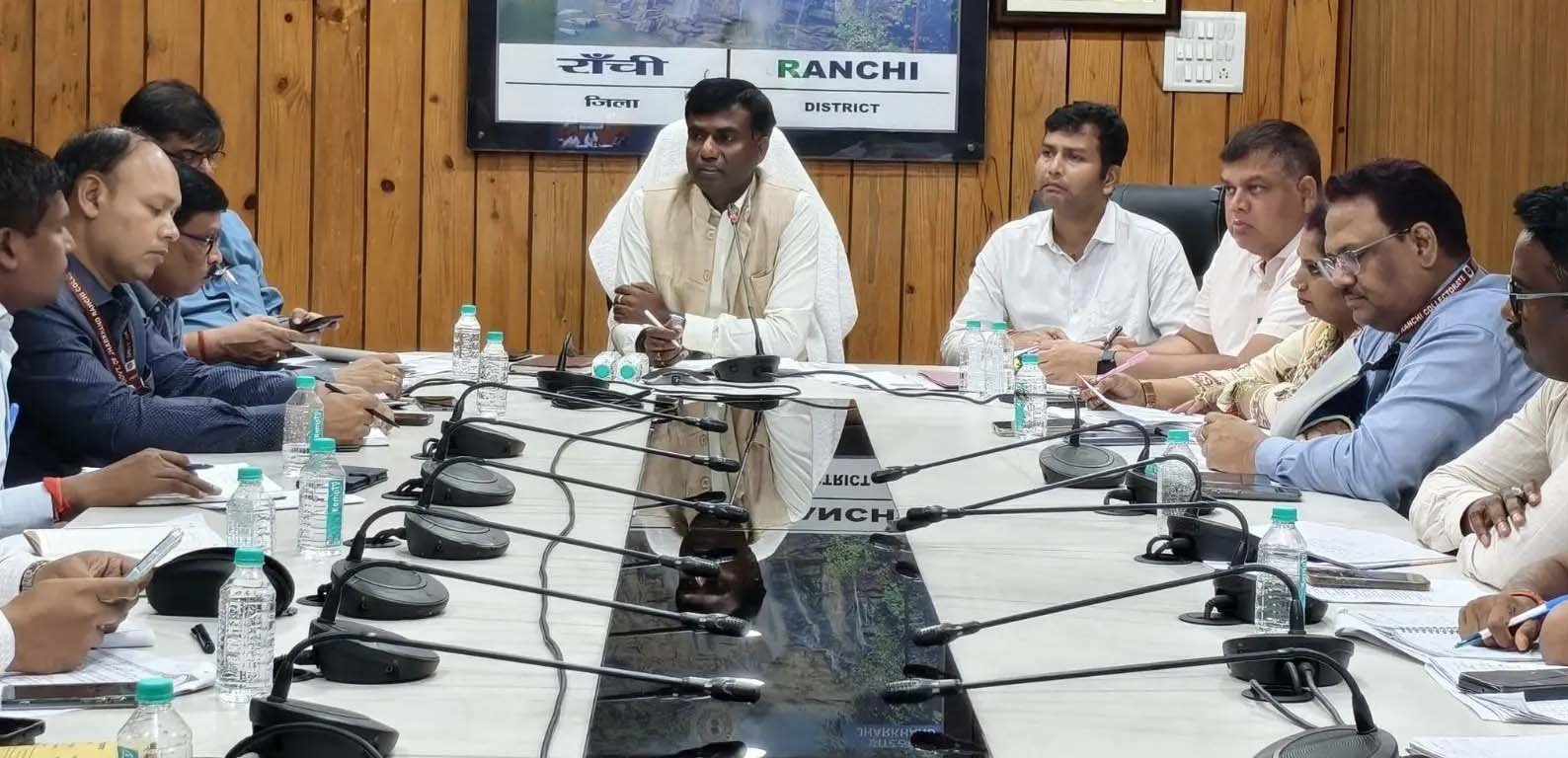 धीमी प्रगति पर जिला प्रशासन सख्त, कई अधिकारियों को मिला शो-कॉज