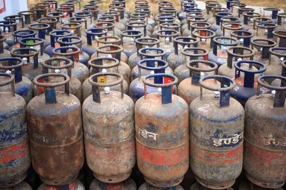 LPG Price Today: जुलाई की शुरुआत राहत भरी, सस्ता हुआ LPG सिलेंडर, चेक करें नए रेट