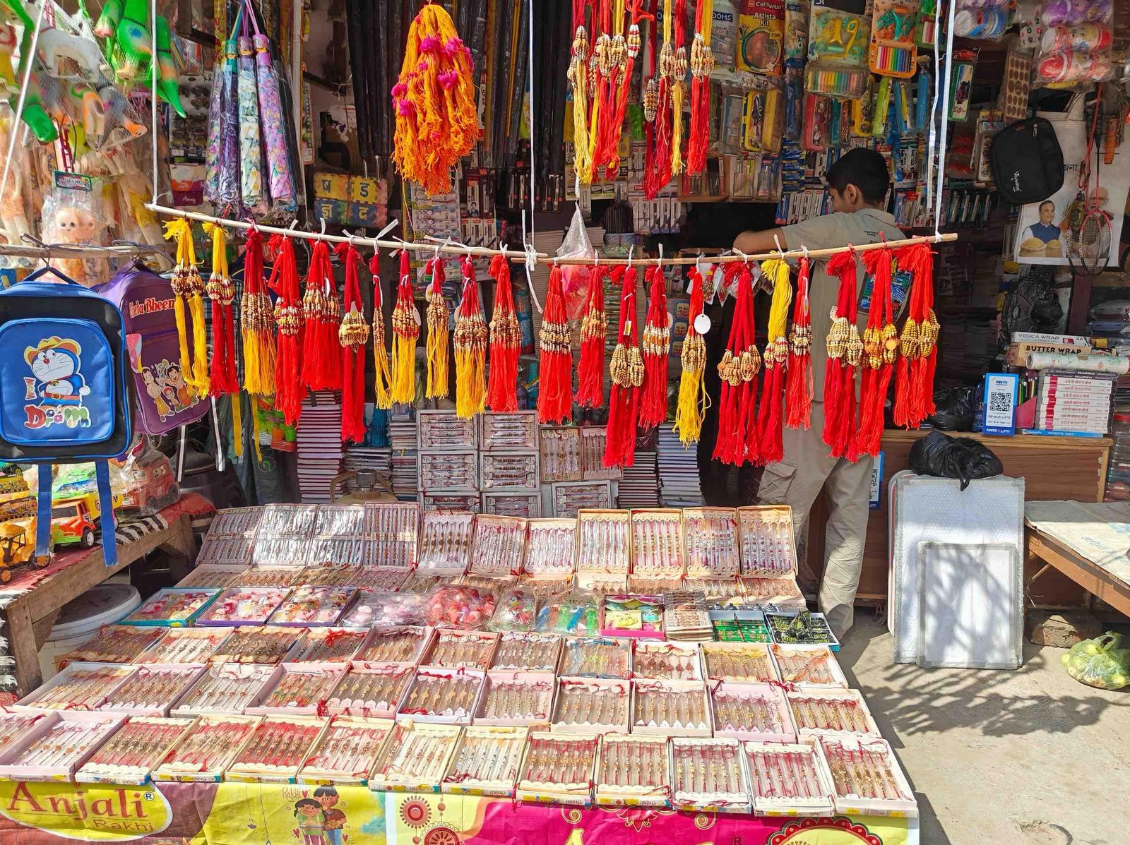 रक्षाबंधन पर सजे बाजार, भाई-बहन के प्रेम संग दिखी भारत-नेपाल की सांस्कृतिक मिठास