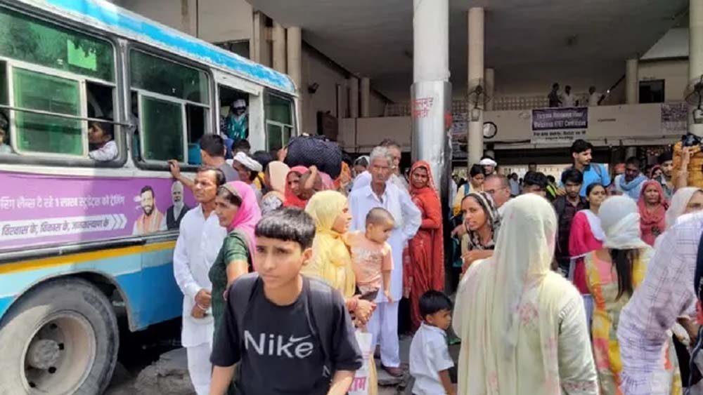 राखी बांधने निकली बहनों को बसों का इंतजार, निजी चालकों ने वसूला किराया; हिसार बस स्टैंड पर अव्यवस्था