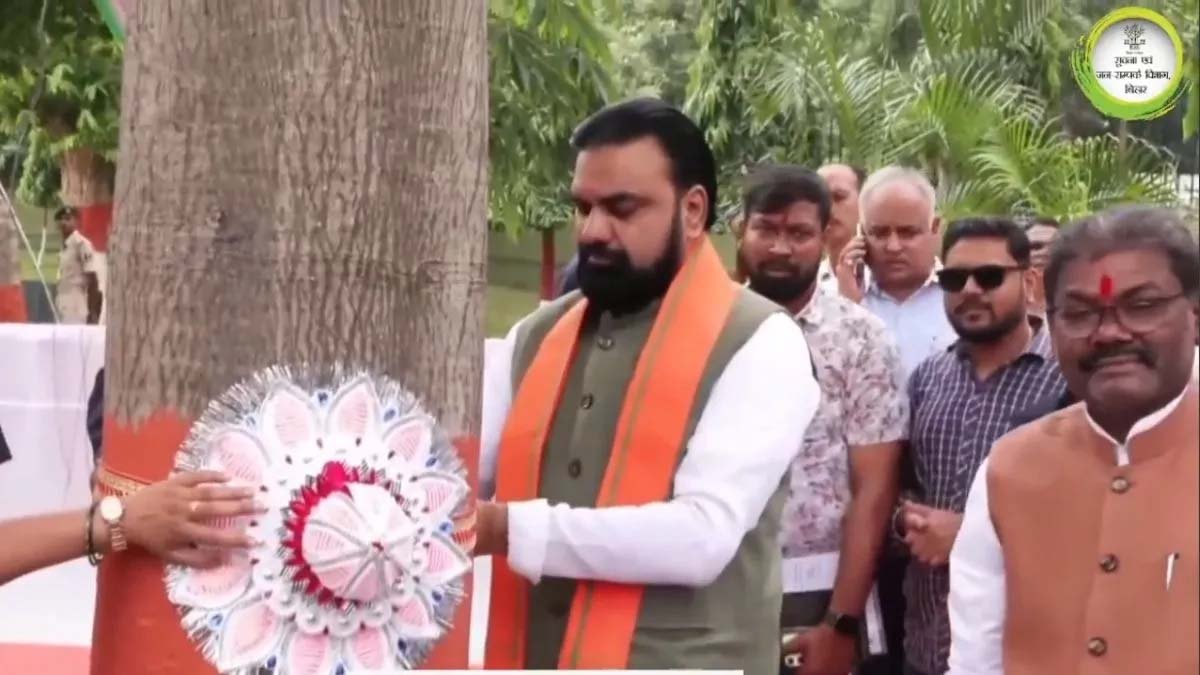 भाई-बहन के रिश्ते के साथ प्रकृति की रक्षा का संदेश, CM सम्राट चौधरी ने पेड़ को बांधी राखी
