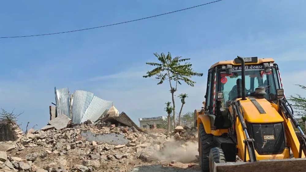 बड़े तालाब किनारे बुलडोजर कार्रवाई पर हाईकोर्ट की सख्ती, कहा- मामला जीवन के अधिकार से जुड़ा है