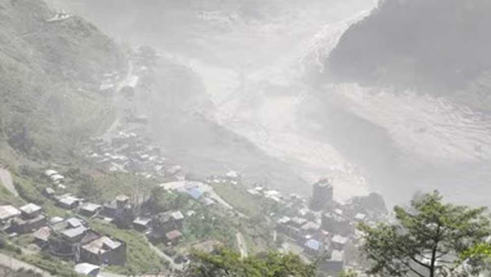 पहाड़ों में उठा धुएं का गुबार और मच गई तबाही, नेपाल बाढ़ के 4 डरावने VIDEO वायरल