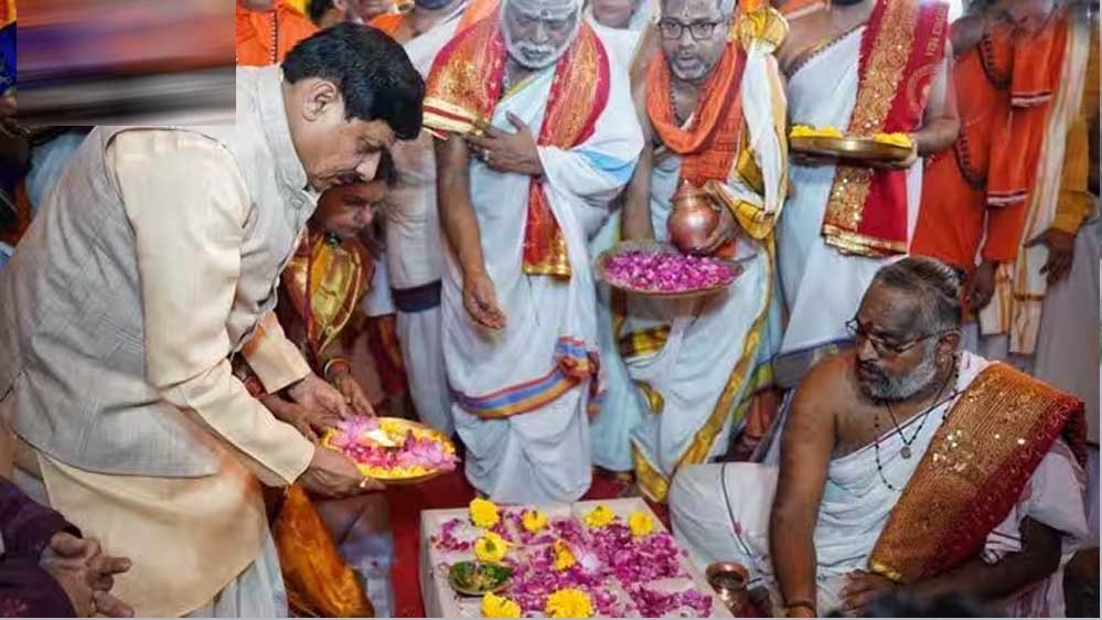 CM मोहन यादव ने ओंकारेश्वर में सपत्नीक किए दर्शन, वैदिक मंत्रोच्चार के बीच पंचायतन मंदिर का शिलान्यास