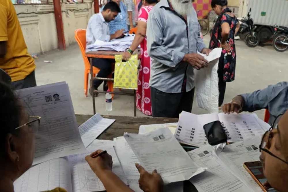 नाम जुड़वाने के लिए कैंपों में भारी भीड़! पंजाब में 1.46 लाख लोगों को SIR नोटिस, जानें जरूरी दस्तावेज