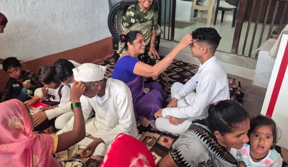 जेल की दीवारों के बीच मना रक्षाबंधन, भोपाल सेंट्रल जेल में बहनों ने भाइयों को बांधी राखी
