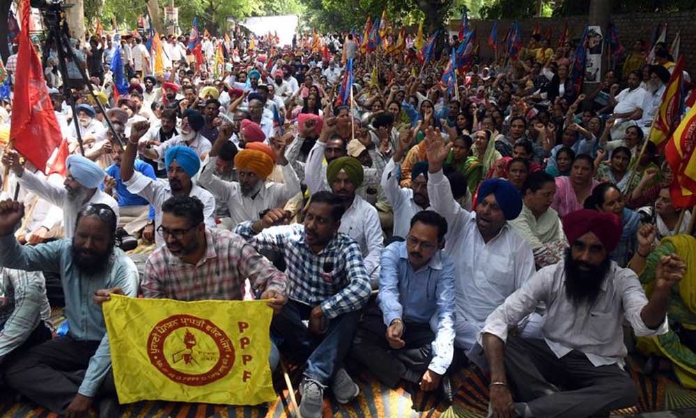 CM मान को अनफॉलो करने लगे मुलाजिम, AAP सरकार ने भी कसी कमर; 2500 से ज्यादा कर्मचारियों पर कार्रवाई संभव