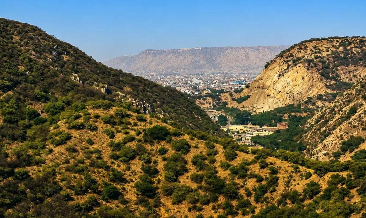 अरावली की चोटियों पर कंक्रीट का कब्जा, रिसर्च में सामने आई बिल्डरों की मनमानी