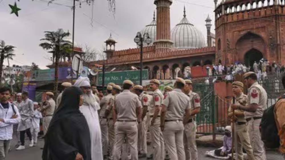 भारी सुरक्षा के बीच जामा मस्जिद के पास बुलडोजर एक्शन, अवैध ढांचे और अतिक्रमण हटाए गए