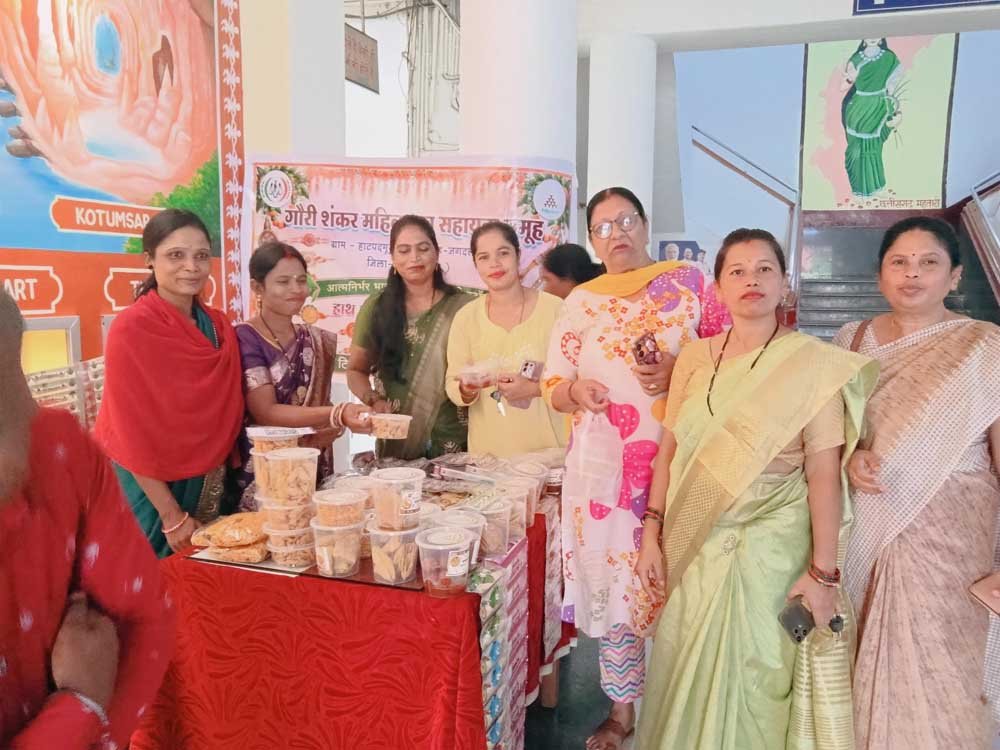 जगदलपुर कलेक्टोरेट में लगी प्रदर्शनी बनी आकर्षण का केंद्र ‘वोकल फॉर लोकल’ को मिला बढ़ावा