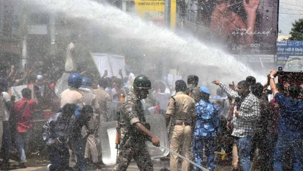 पथराव के बाद लाठीचार्ज, वाटर कैनन से भी नहीं टूटा हौसला; छात्र ने सड़क पर ही किया शैंपू बाथ