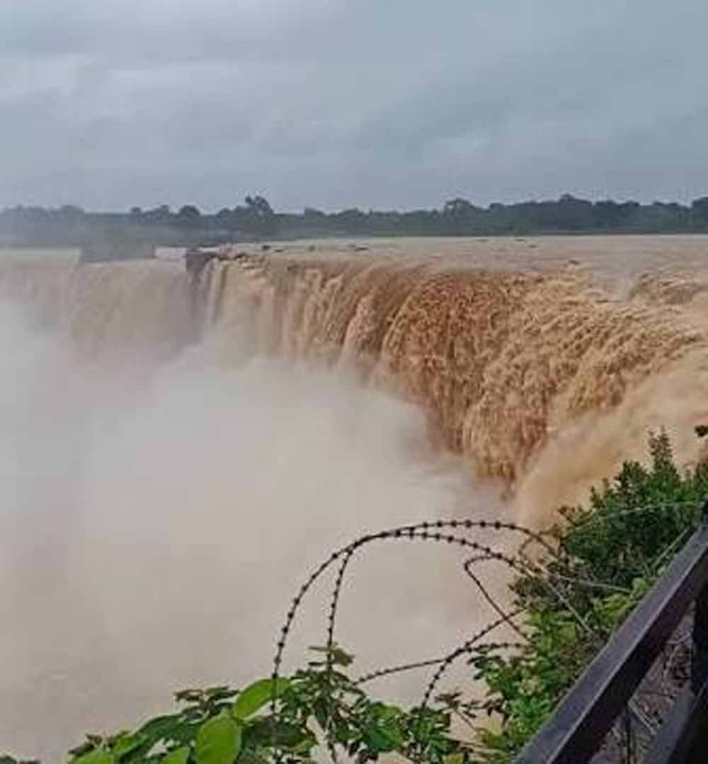 इंद्रावती नदी के उफान ने बढ़ाई चित्रकोट की खूबसूरती, दिखा मनमोहक दृश्य
