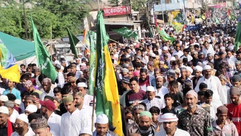 डीजे की धमक से दहले घर, प्रतिबंधित कार्बाइड गन भी फोड़ी; जुलूस में नियमों की अनदेखी
