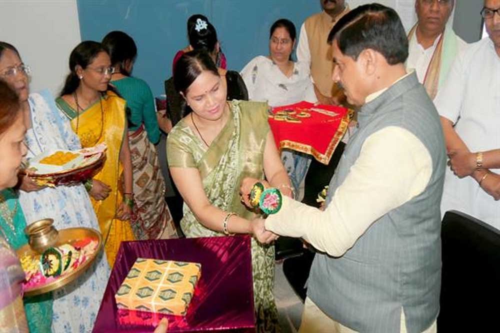महिला सुरक्षा कर्मियों ने भी बांधी राखी