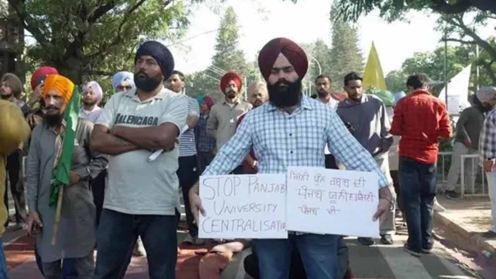 लिखित आदेश की मांग पर अड़े छात्र, फीस बढ़ोतरी के खिलाफ पंजाबी यूनिवर्सिटी में प्रदर्शन