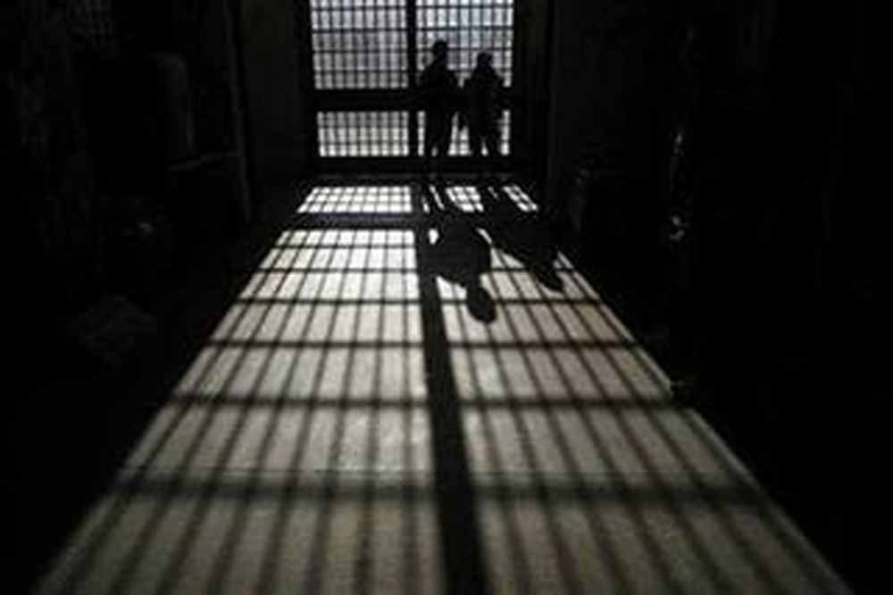 हेरोइन बरामदगी से पहले पुलिस पर हमला, लाल मिर्च डालकर आरोपी फरार