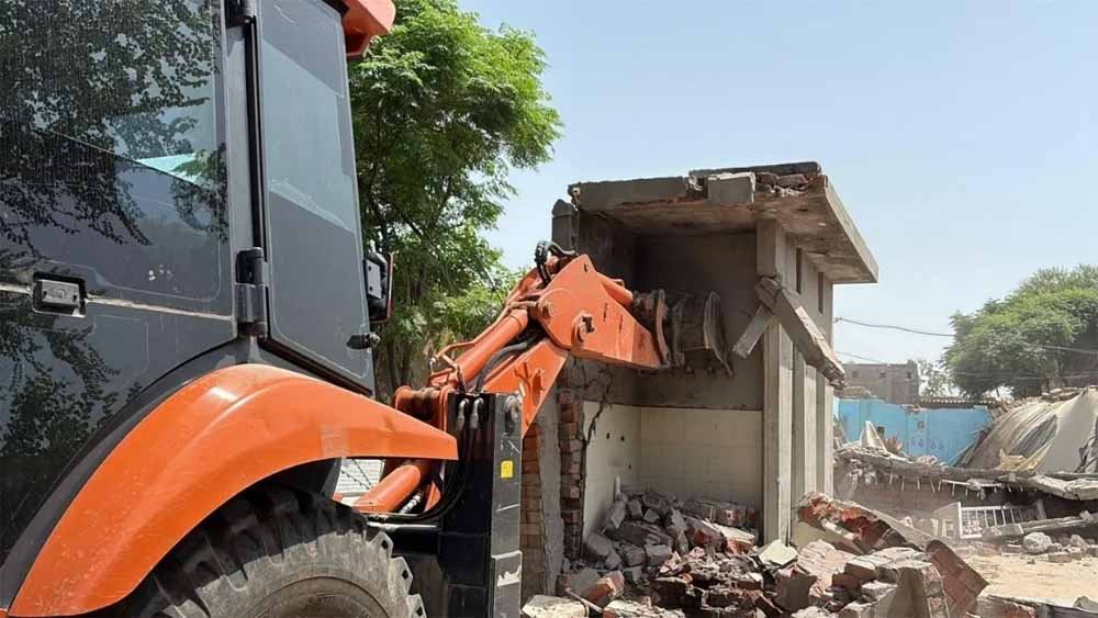 बठिंडा में नशा तस्कर पर प्रशासन की बड़ी कार्रवाई, अवैध कब्जा हटाने पहुंचा बुलडोजर