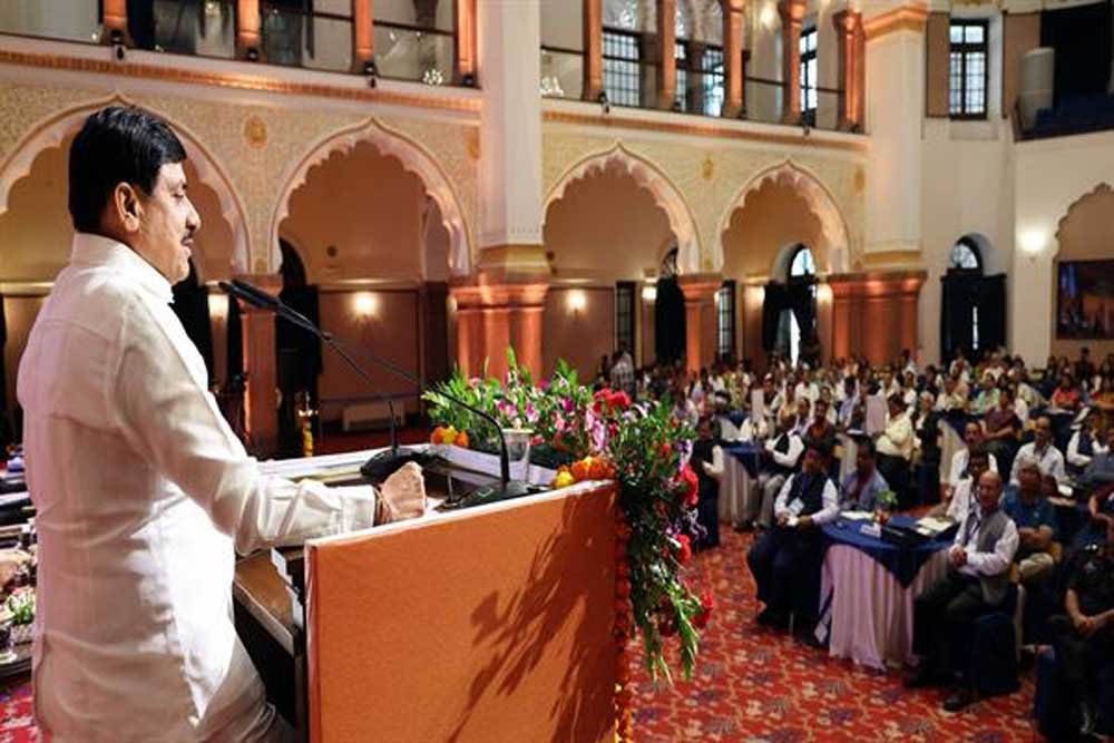 मध्यप्रदेश अवसरों की धरती है और यहां पर्याप्त संसाधन उपलब्ध हैं