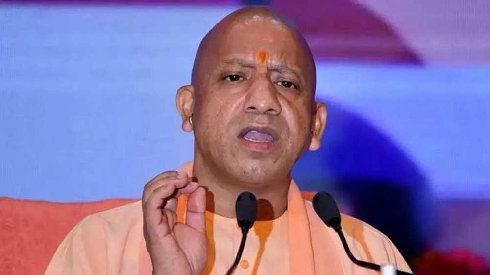 सीएम योगी व रेलमंत्री ने हरी झंडी दिखाकर वाराणसी के लिए स्पेशल ट्रेन को किया रवाना