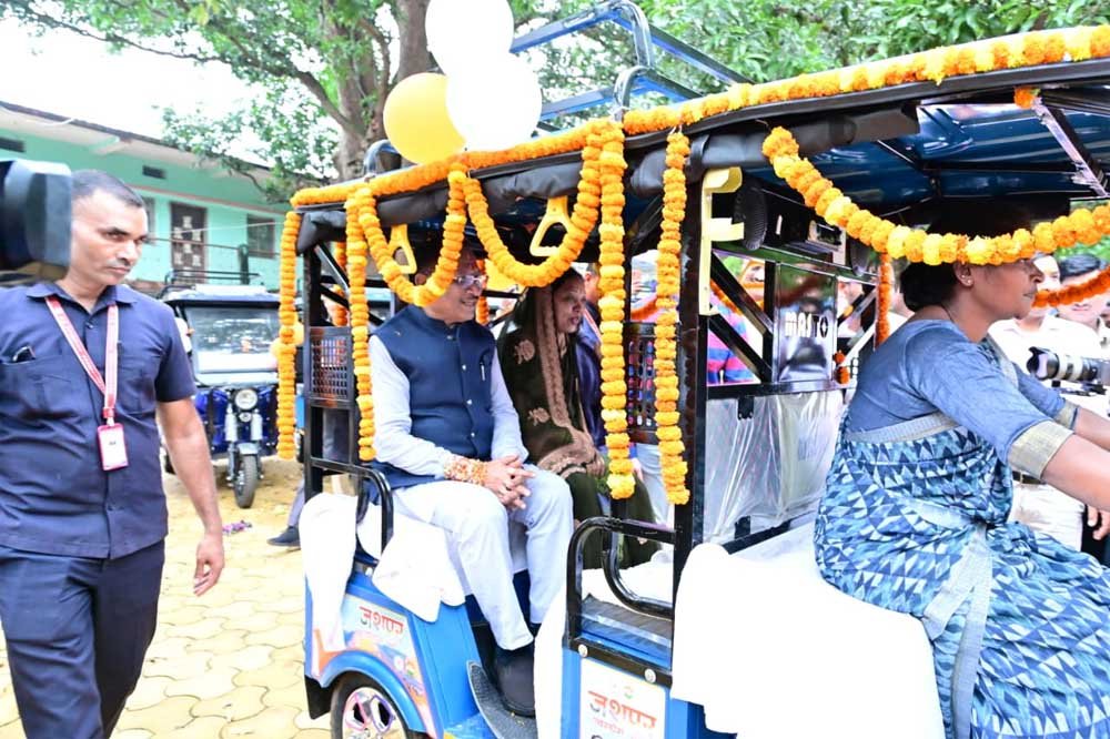 बहनों ने मुख्यमंत्री की कलाई पर बांधी राखी, मुख्यमंत्री ने साड़ी और मिठाई भेंट कर दी रक्षाबंधन की शुभकामनाएं