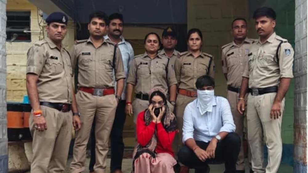 नकली IAS बनकर 9.8 लाख ठगे, ‘भारत सरकार’ की इनोवा से जमाती थी रौब; भोपाल में पुलिस का छापा