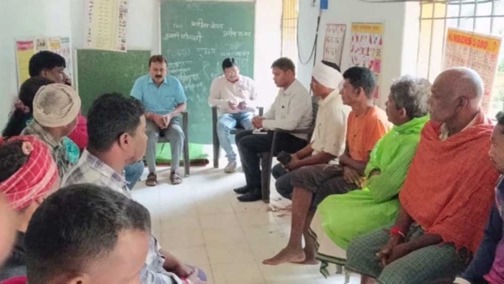 करोड़ों की रॉयल्टी, लेकिन बच्चों की पढ़ाई तिरपाल के नीचे; SDM ने किया निरीक्षण