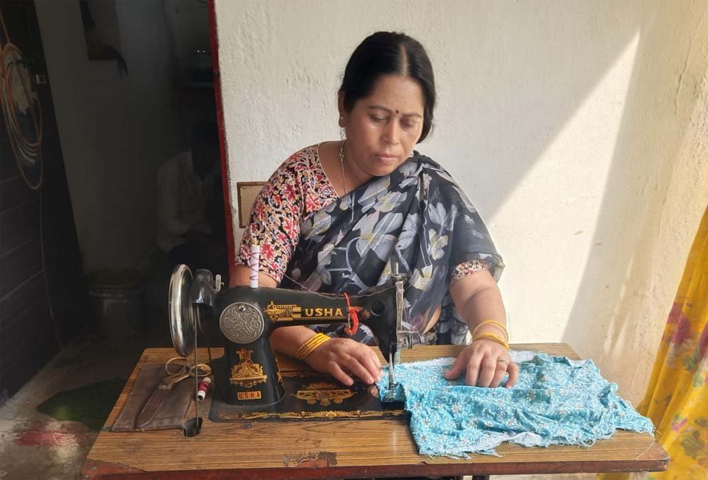 पति के निधन के बाद संभाल रही दो बच्चों की जिम्मेदारी