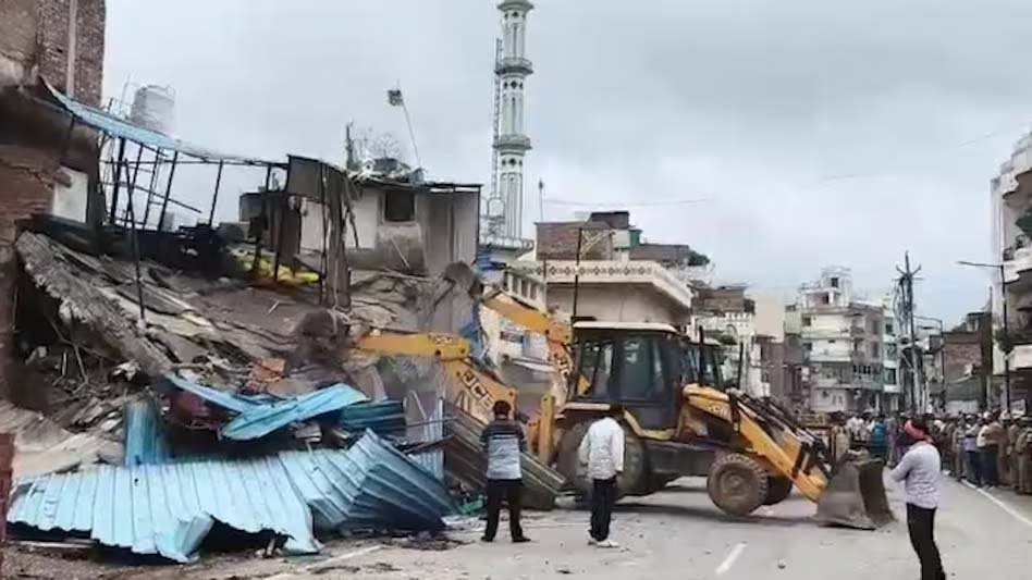 कचहरी चौराहे पर बुलडोजर एक्शन, नोटिस के बाद VDA ने हटाया जायका रेस्टोरेंट का निर्माण