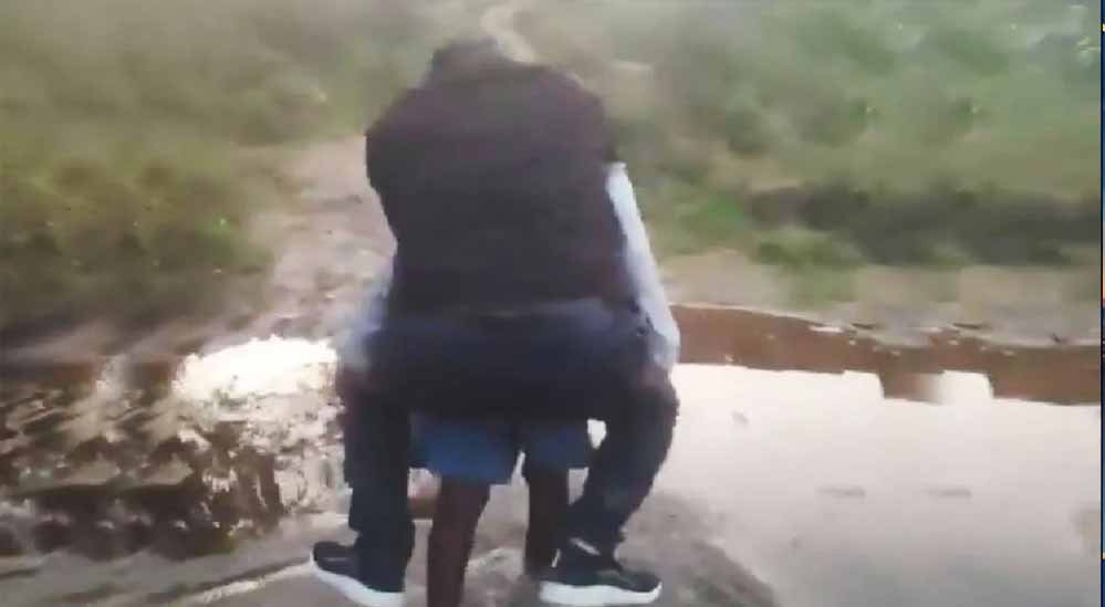 सीधी में पटवारी की शर्मनाक हरकत का वीडियो वायरल, 65 साल के बुजुर्ग की पीठ पर बैठकर पार किया नाला; कार्रवाई