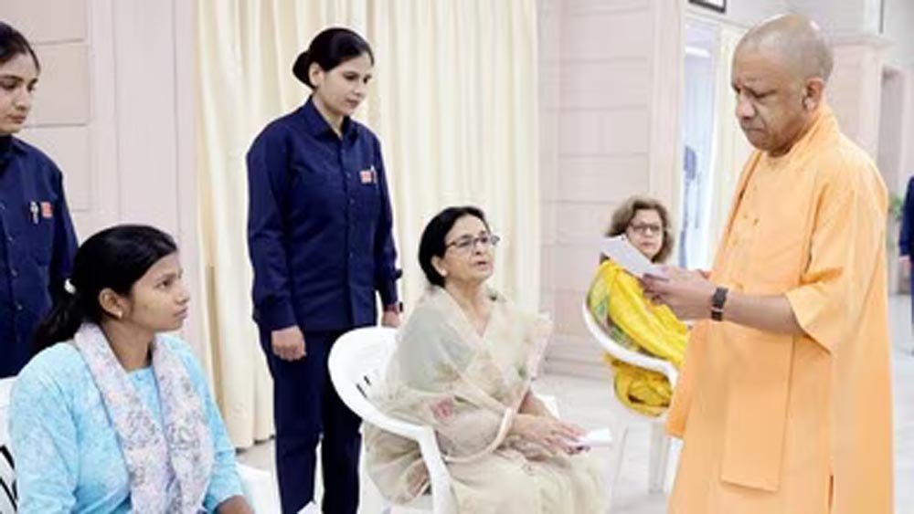 जनता दर्शन में योगी ने सुनीं फरियादें, बच्चों से मिले और भू-माफिया पर सख्ती के आदेश