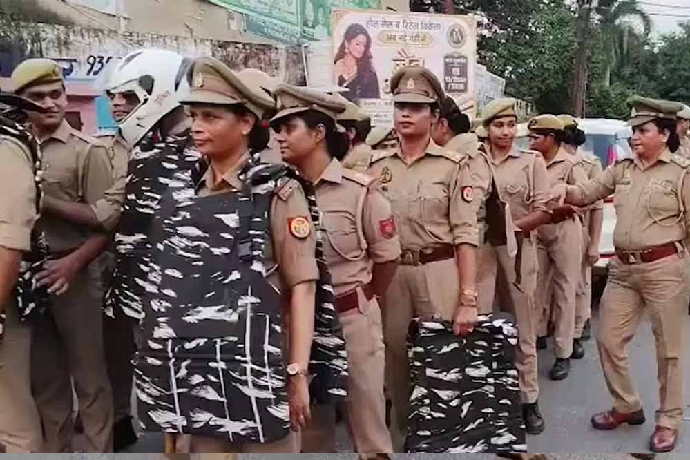 जुमे की नमाज से पहले मुजफ्फरनगर में कड़ा पहरा, सहारनपुर घटना के बाद पुलिस ने किया फ्लैग मार्च