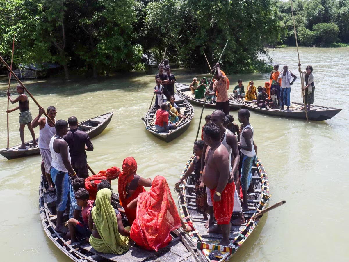 बिहार में नदियों का जलस्तर अब भी उफान पर, कई इलाकों में बाढ़ का खतरा नहीं टला