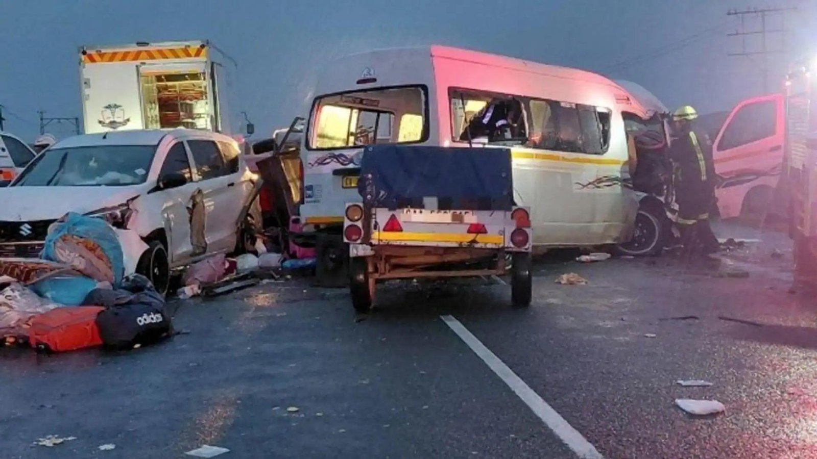 दक्षिण अफ्रीका में सड़क हादसे से मचा हाहाकार, 21 लोगों की मौत और कई घायल