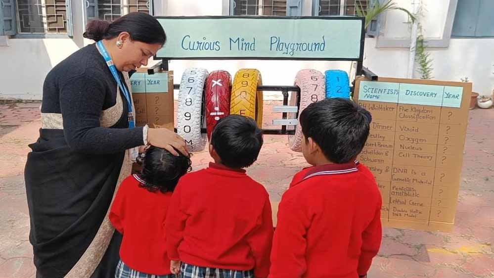 टूटी टाइल्स से विज्ञान मॉडल, पुराने टायर से गणित की बेंच; भोपाल की शिक्षिका ने कबाड़ को बनाया पढ़ाई का साधन