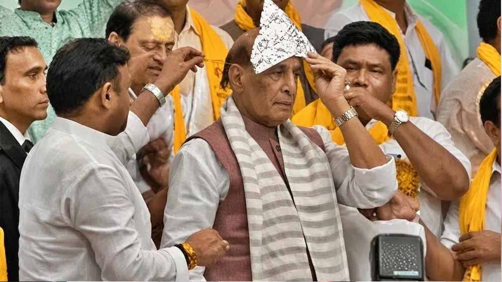 आगरा में राजनाथ सिंह का अनोखा अंदाज, चांदी का मुकुट लौटाकर बोले- गरीब बेटी के काम आए