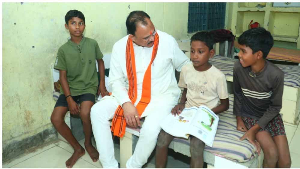 मंत्री जायसवाल ने विद्यार्थियों से की मुलाकात, सुविधाओं का लिया फीडबैक; अधिकारियों को दिए सख्त निर्देश