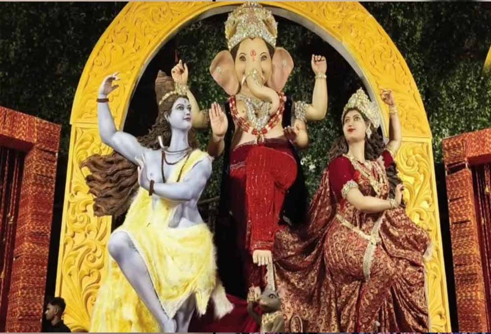 100 फीट के भव्य पंडाल में विराजे कचहरी चौक के राजा, पार्वती-परमेश्वर के साथ बालाजी-जगन्नाथ भी देंगे दर्शन