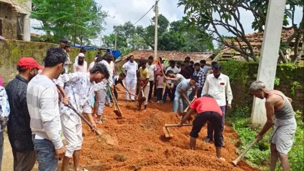 जनप्रतिनिधियों ने नहीं सुनी तो युवाओं ने कुदाल उठाई, सड़क की सूरत बदली